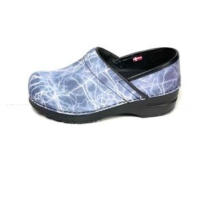 Sanita Clogs Women's Size 36 Blue
Professional Nursing Shoes.